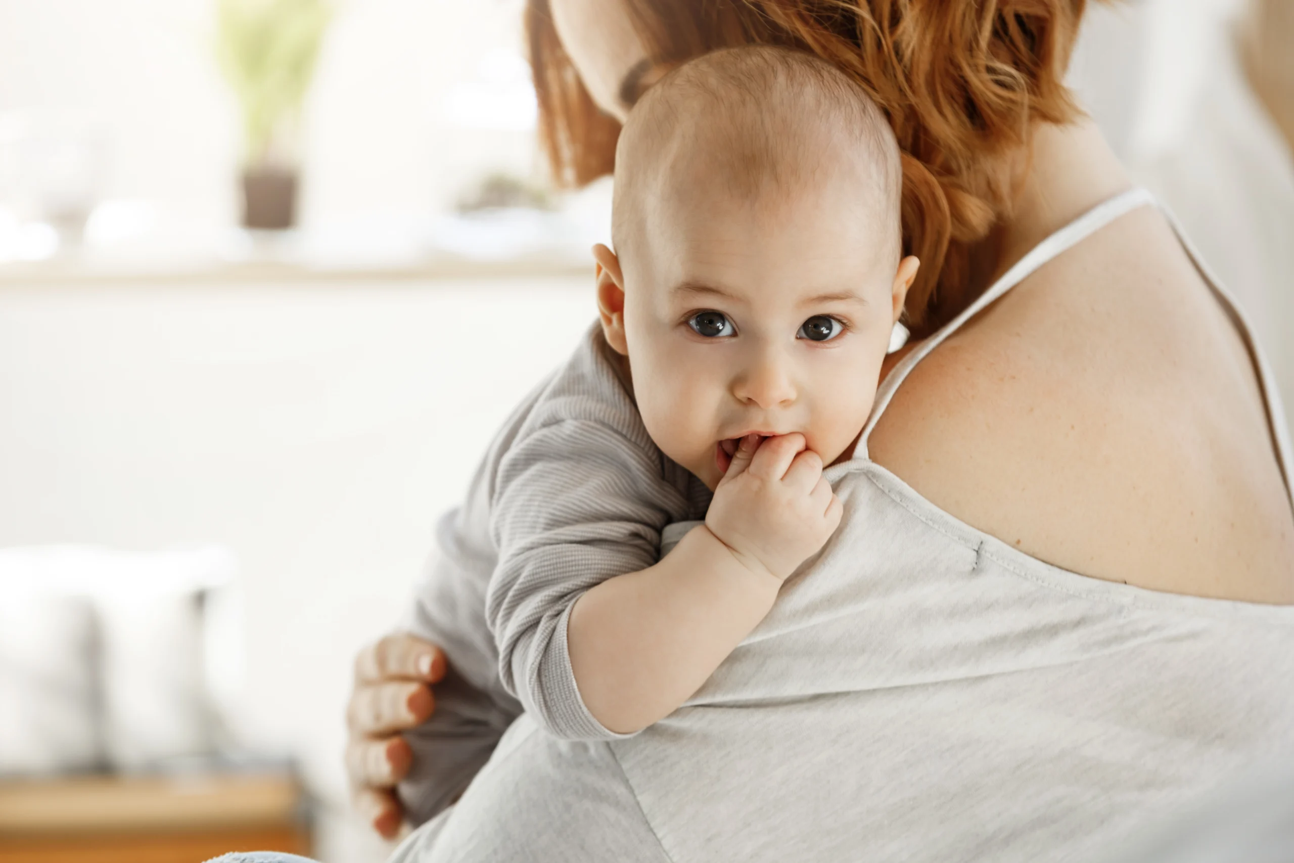 colocar o bebe para arrotar